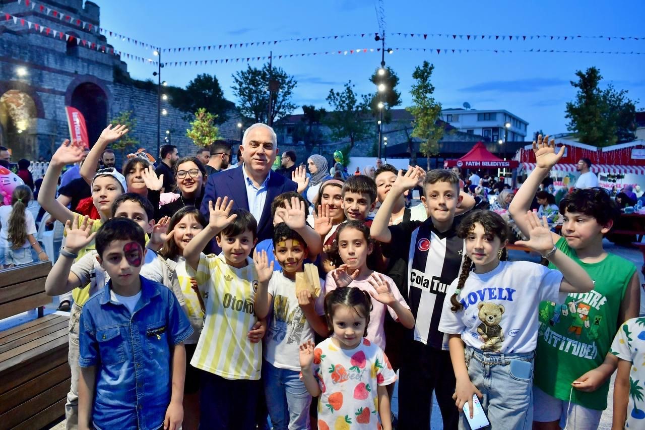 Fatih’te "Mutlu Çocuk Şenliği"ne yoğun ilgi