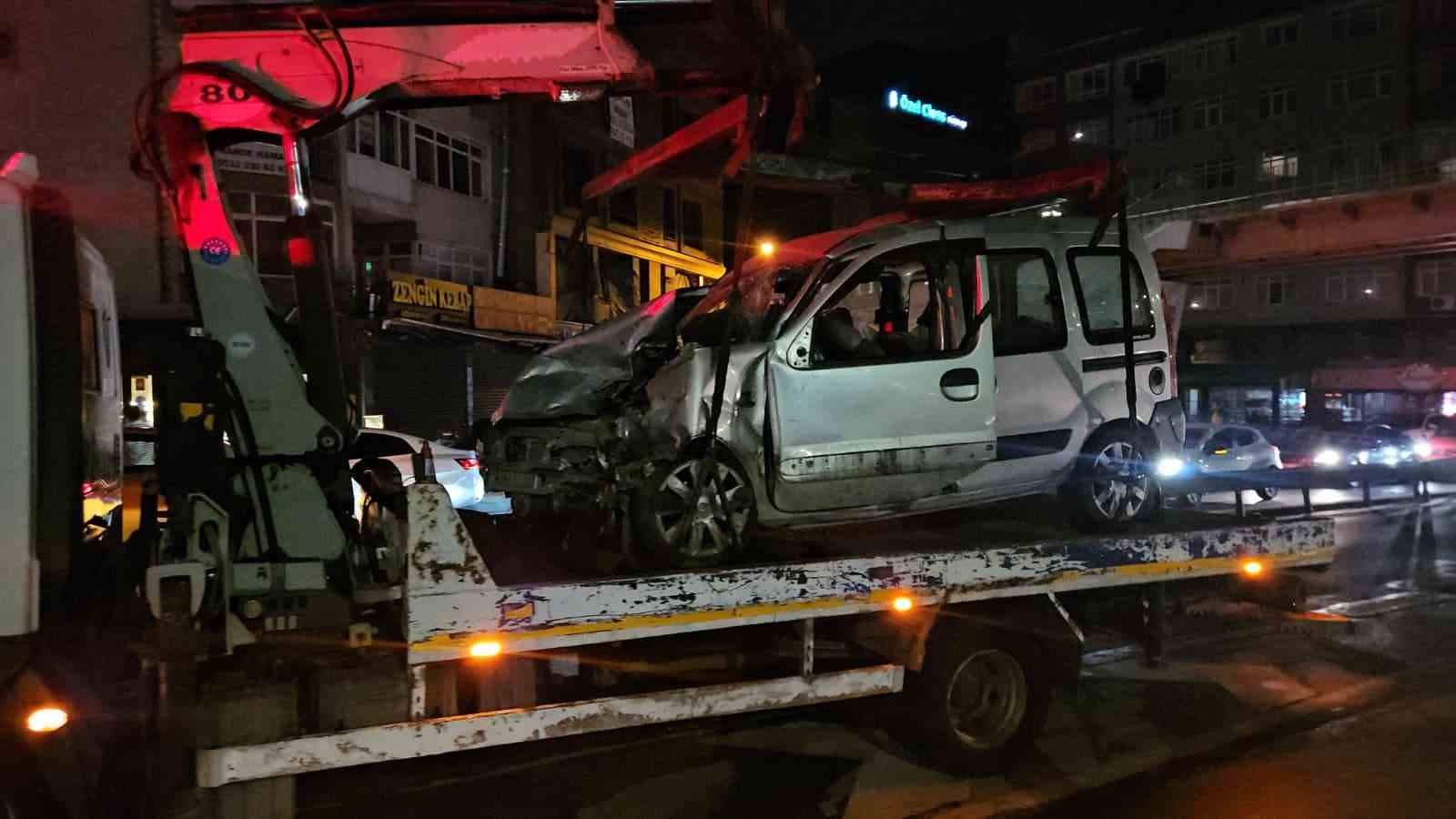 Küçükçekmece’de makas atan sürücü kazaya sebep oldu: 2 yaralı