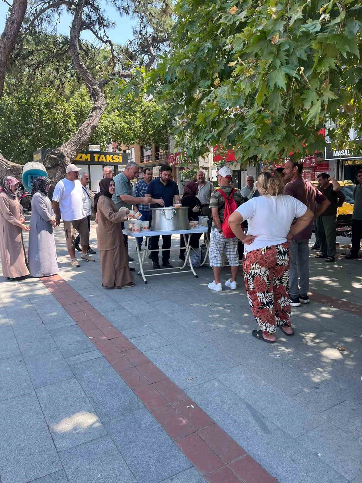 Burhaniye’de geleneksel aşure hayrı ilgi gördü