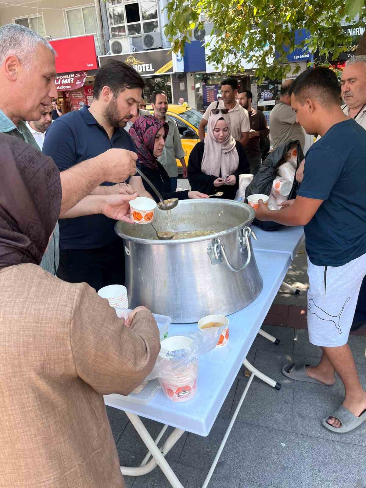 Burhaniye’de geleneksel aşure hayrı ilgi gördü