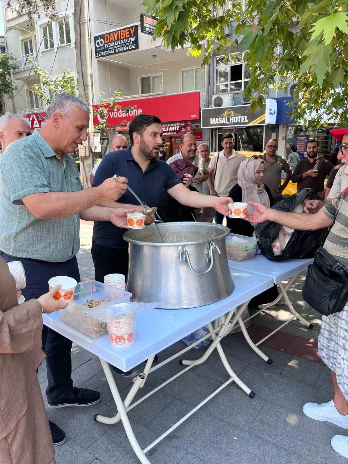 Burhaniye’de geleneksel aşure hayrı ilgi gördü