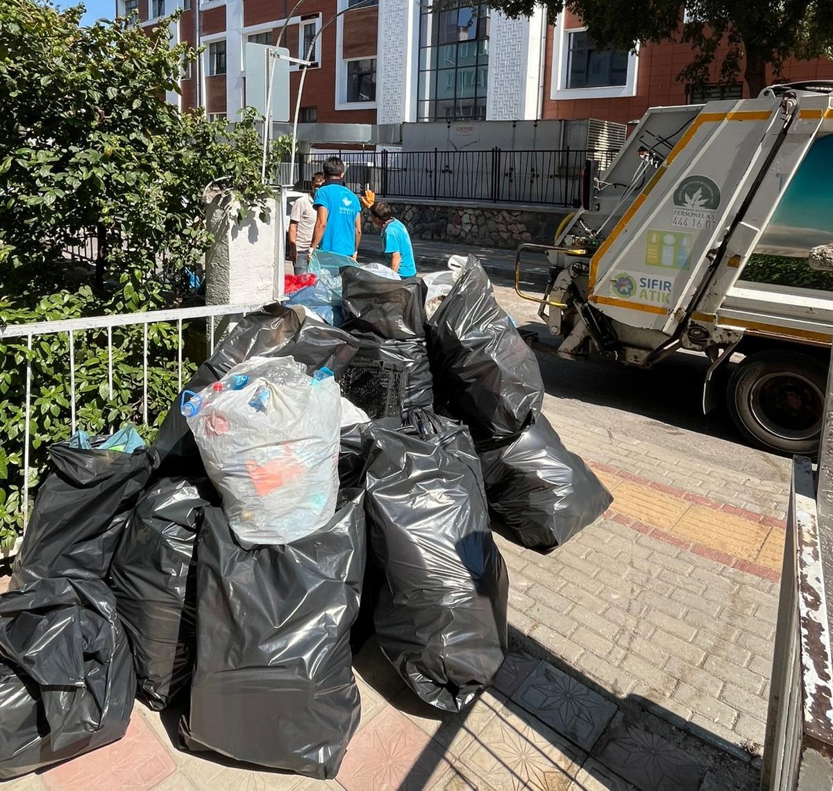 Osmangazi’de çöp evden 2,5 ton geri dönüşüm atığı çıkarıldı