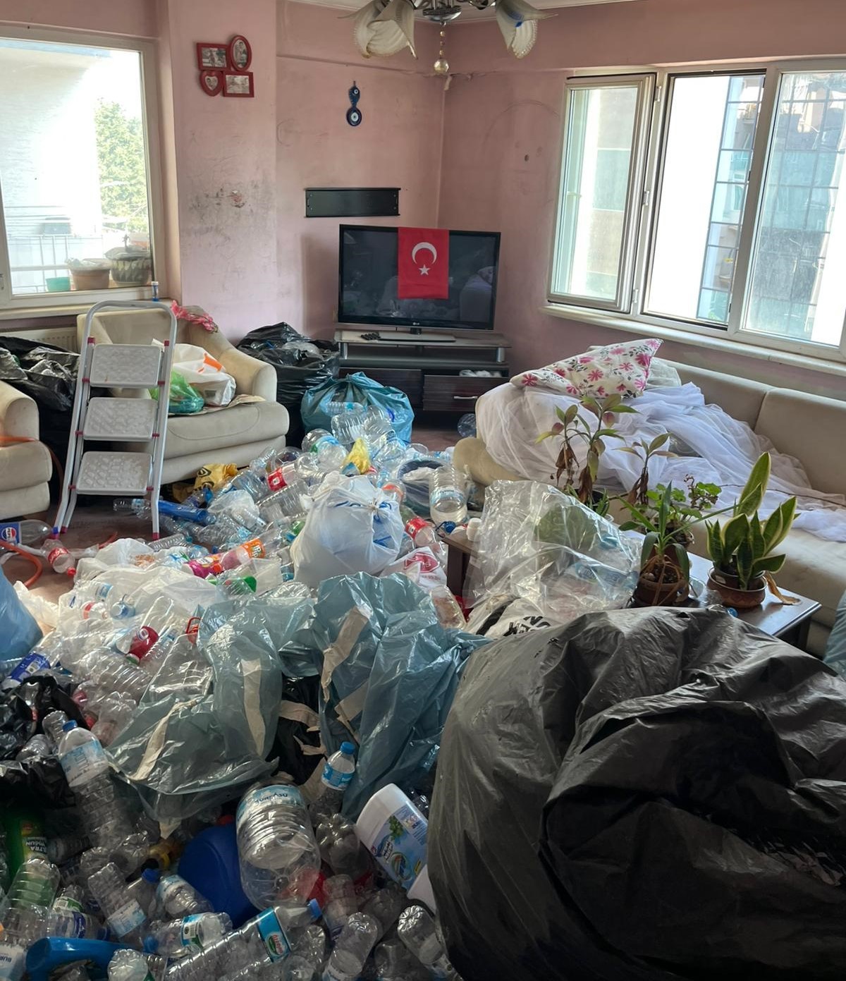 Osmangazi’de çöp evden 2,5 ton geri dönüşüm atığı çıkarıldı