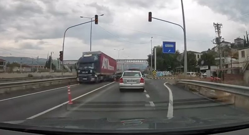 D-650’de yürekleri ağza getiren kaza kamerada