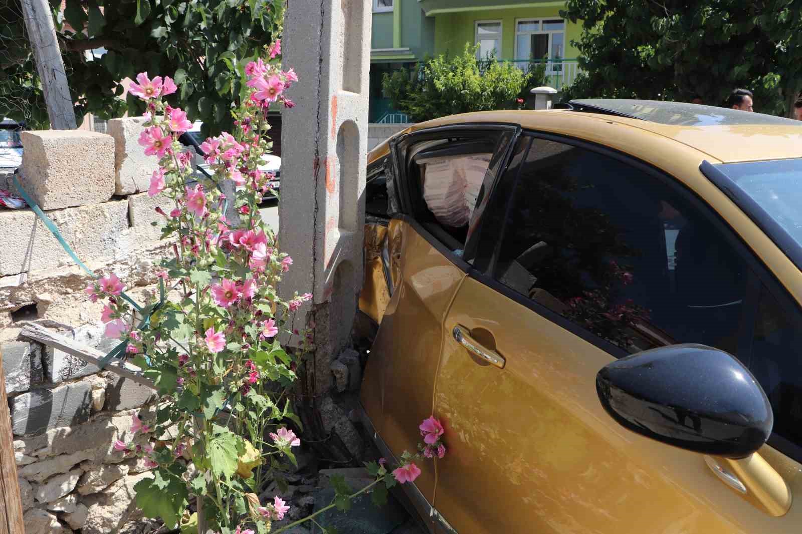 Karaman’da iki otomobilin çarpıştığı kazada 3 kişi yaralandı: Kaza anı kameraya yansıdı