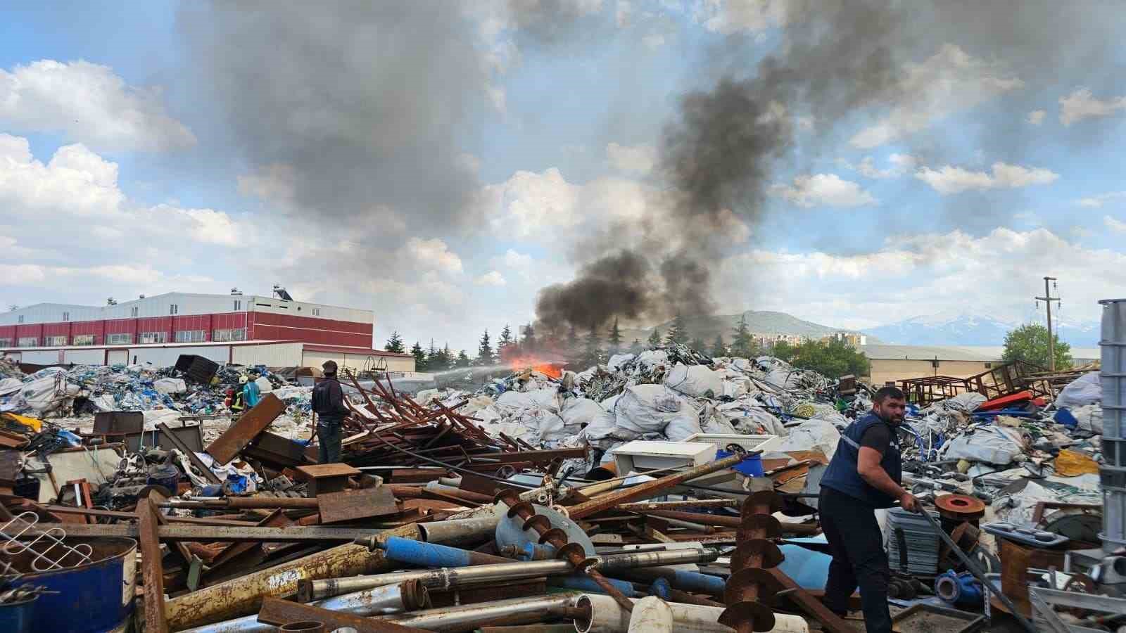 Açık alandaki hurdalar alev aldı: Çok sayıda ekip müdahale ediyor
