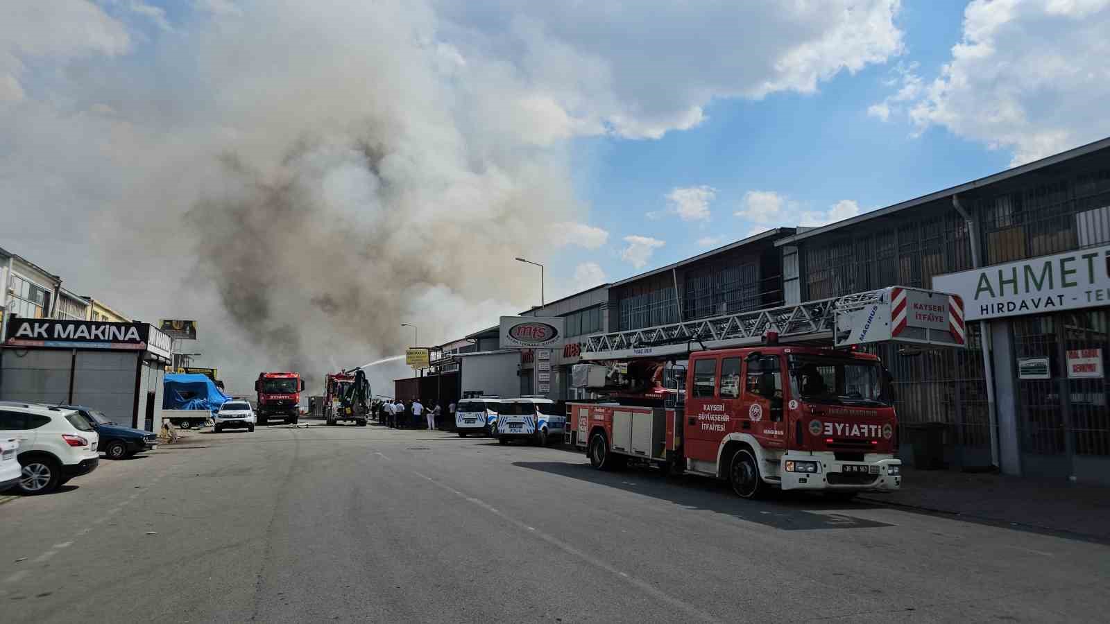 Kayseri’deki hurda yangını 2 saatte söndürüldü