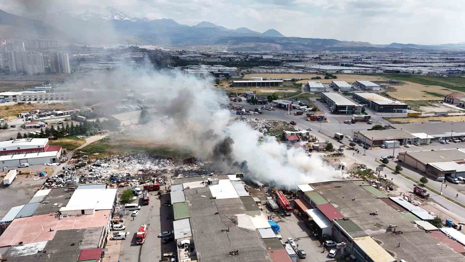 Kayseri’deki hurda yangını 2 saatte söndürüldü