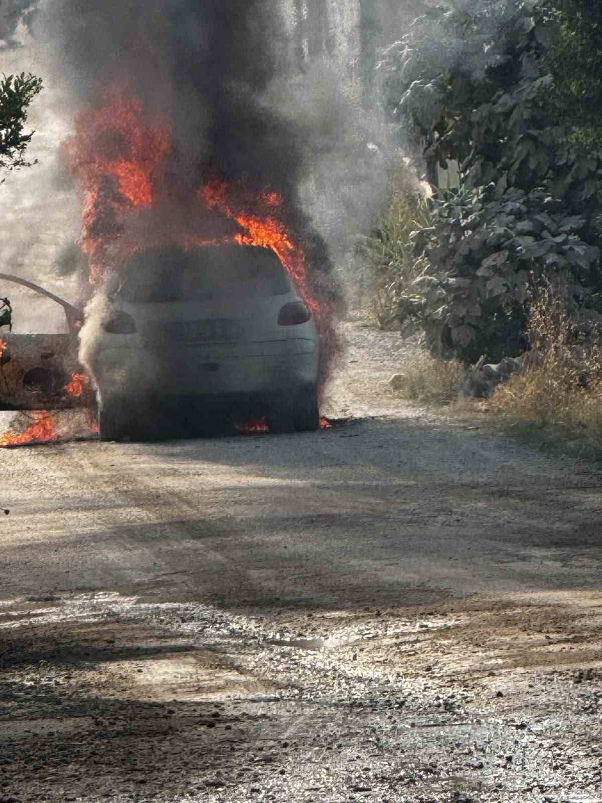 Antalya’da seyir halindeki otomobil alev topuna döndü