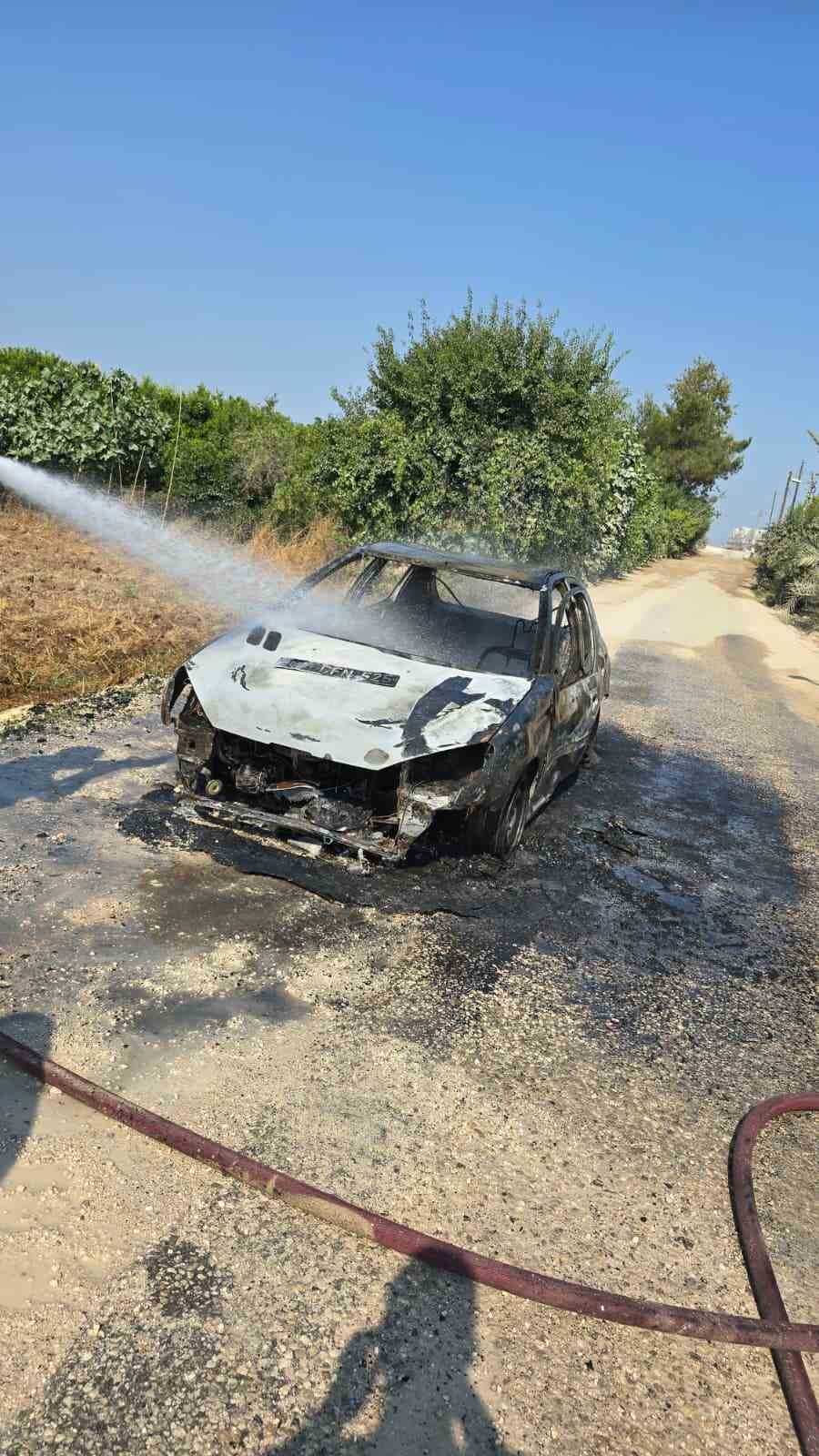 Antalya’da seyir halindeki otomobil alev topuna döndü