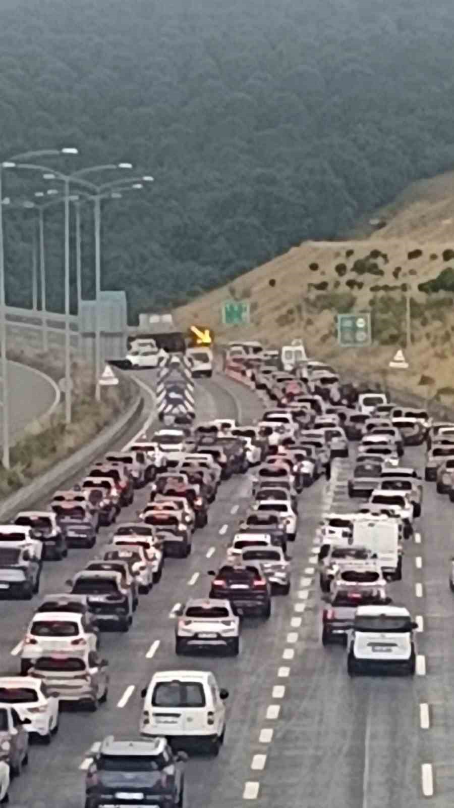 Balıkesir’de saman yüklü tır devrildi, otoyol trafiğe kapandı