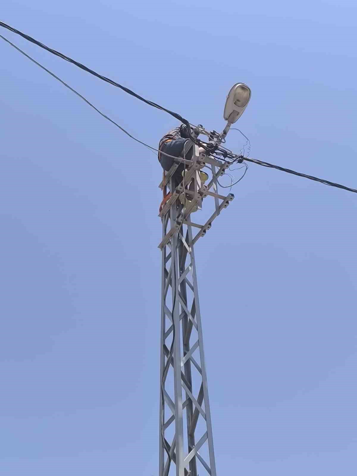 Elektrik direğinde akıma kapılan işçi yaralandı