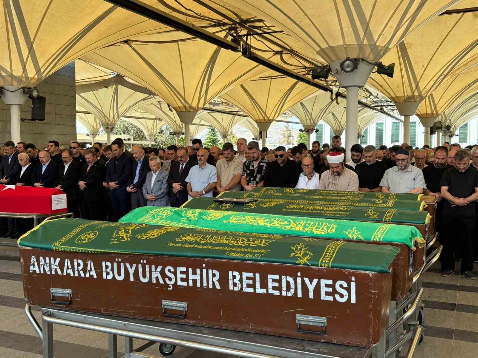 Bıçakla yaraladığı babası tarafından öldürülen saldırganın 8 farklı suçtan kaydı olduğu ortaya çıktı