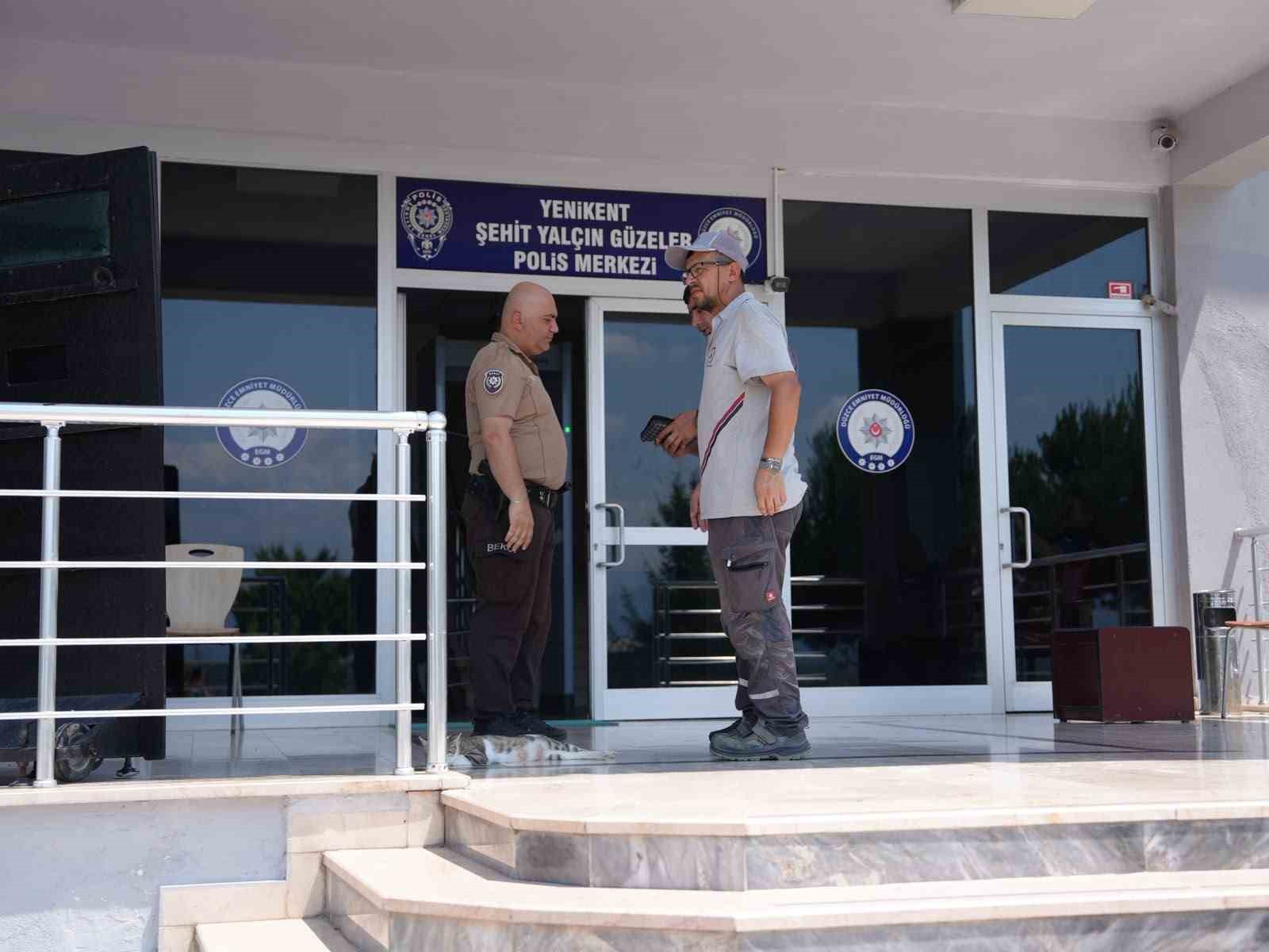 Düzce’de temizlik işçisi bulduğu altın dolu çantayı polise teslim etti