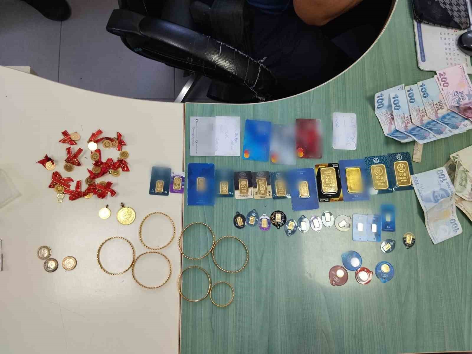 Düzce’de temizlik işçisi bulduğu altın dolu çantayı polise teslim etti