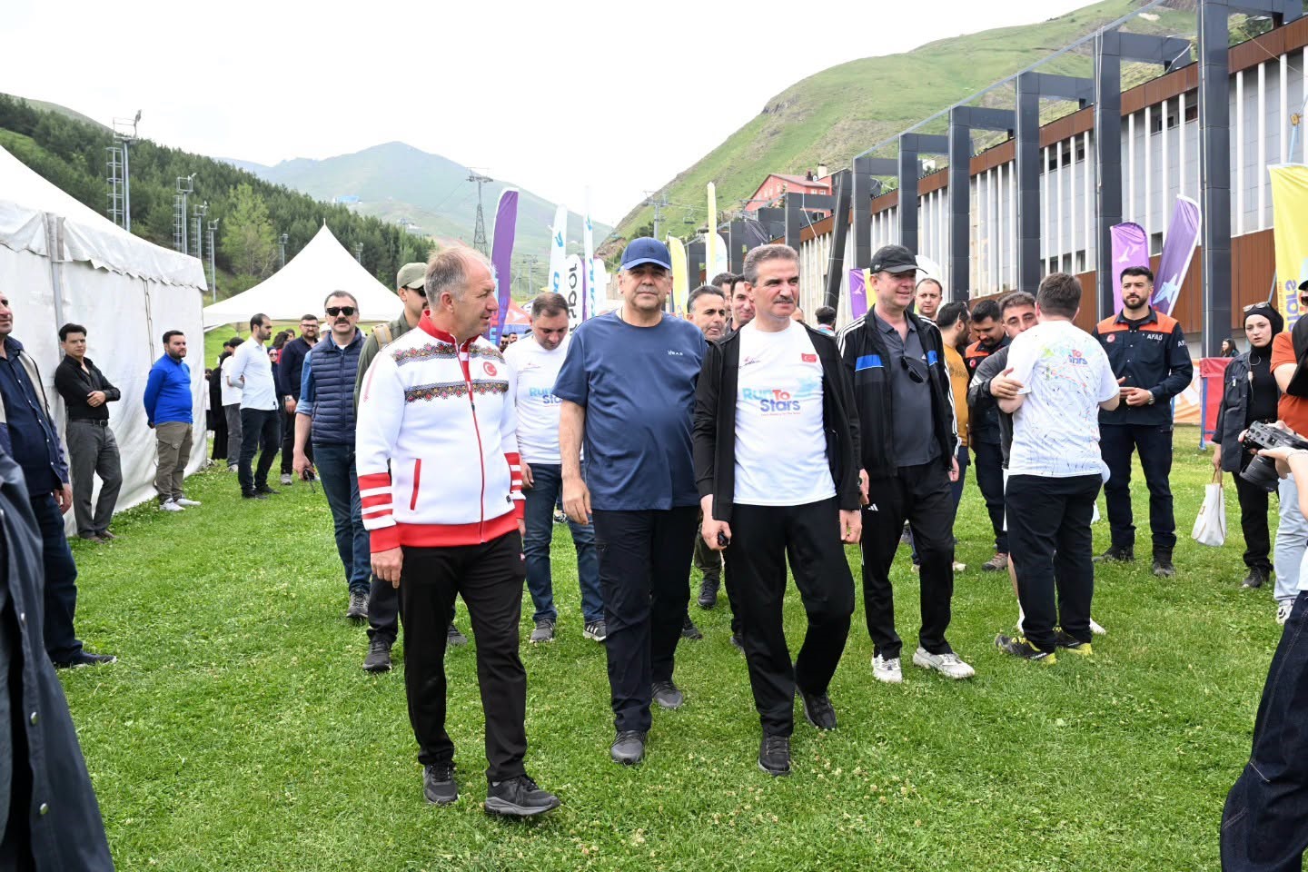 Vali Baruş, Palandöken’de "Run to stars" yürüyüşüne katıldı