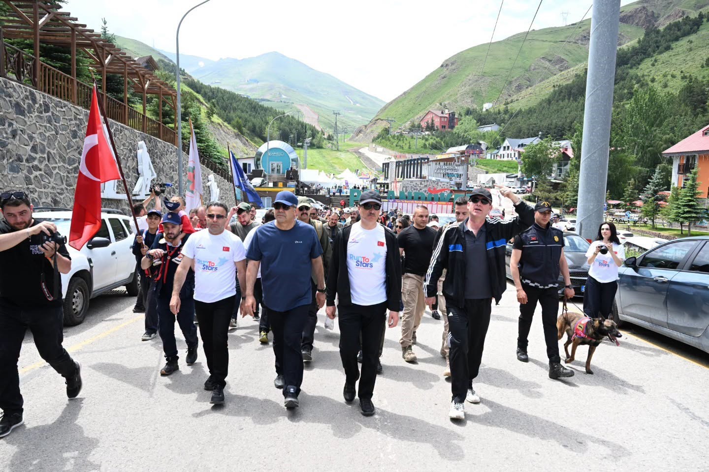Vali Baruş, Palandöken’de "Run to stars" yürüyüşüne katıldı