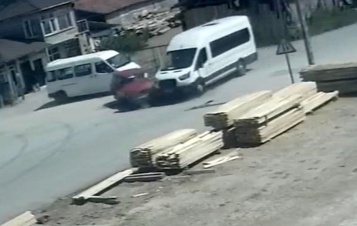 Çorum’da minibüs ile otomobil çarpıştı: 2 yaralı