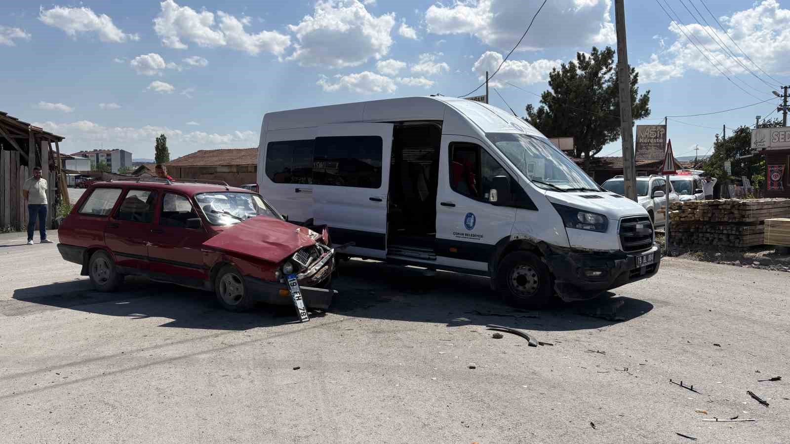 Çorum’da minibüs ile otomobil çarpıştı: 2 yaralı