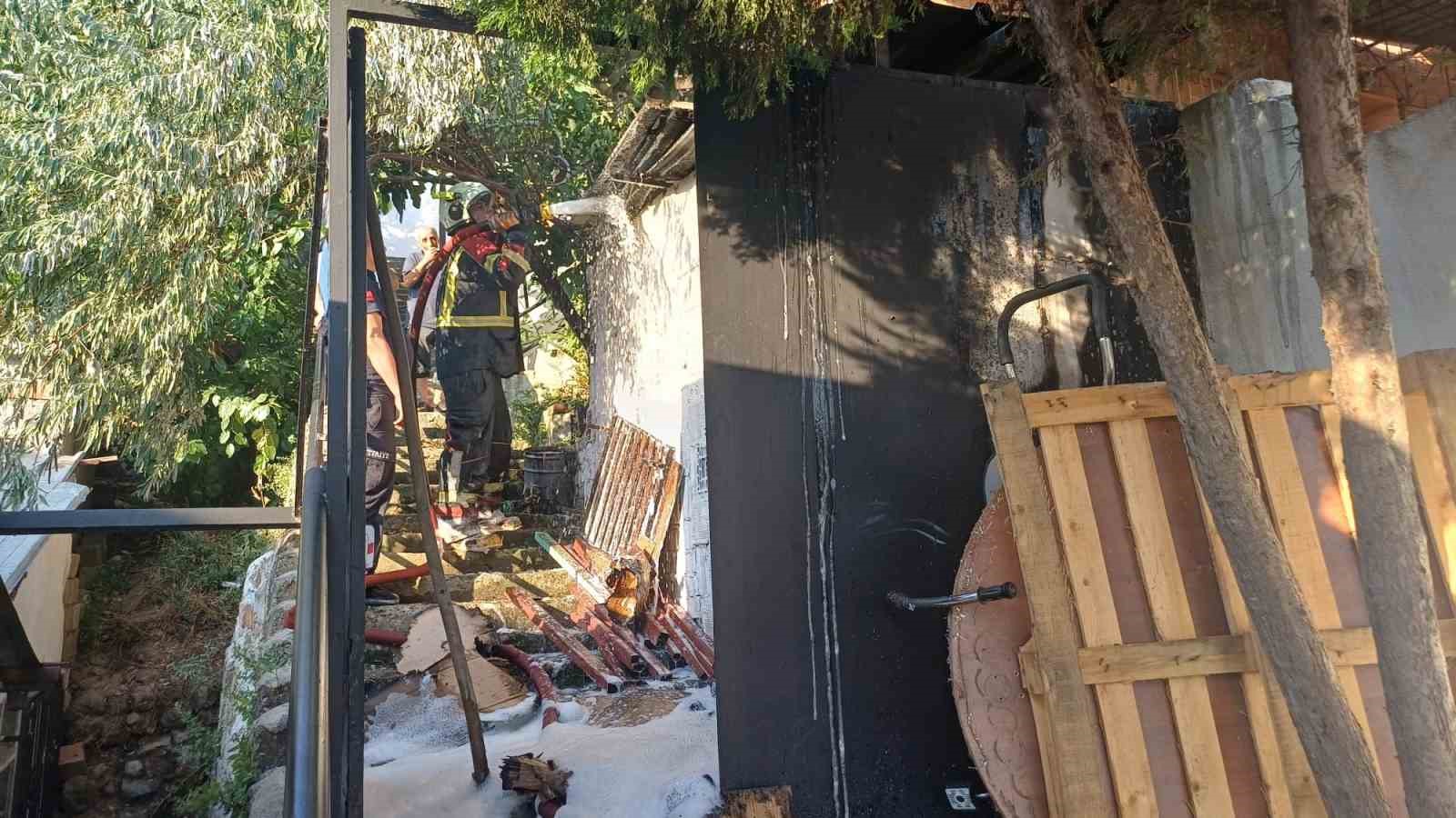 Evin hurdalık bölümünde çıkan yangın ekipleri harekete geçirdi