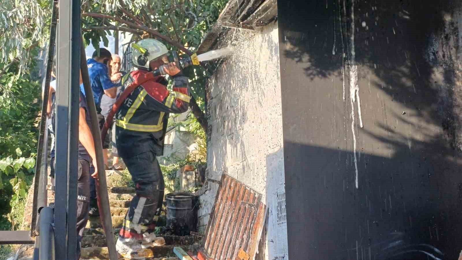 Evin hurdalık bölümünde çıkan yangın ekipleri harekete geçirdi