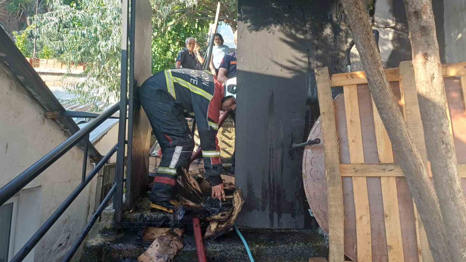 Evin hurdalık bölümünde çıkan yangın ekipleri harekete geçirdi