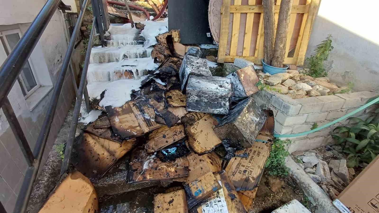 Evin hurdalık bölümünde çıkan yangın ekipleri harekete geçirdi