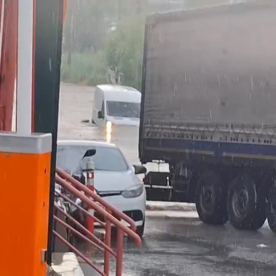 Kocaeli’yi sağanak vurdu: Araçlar mahsur kaldı