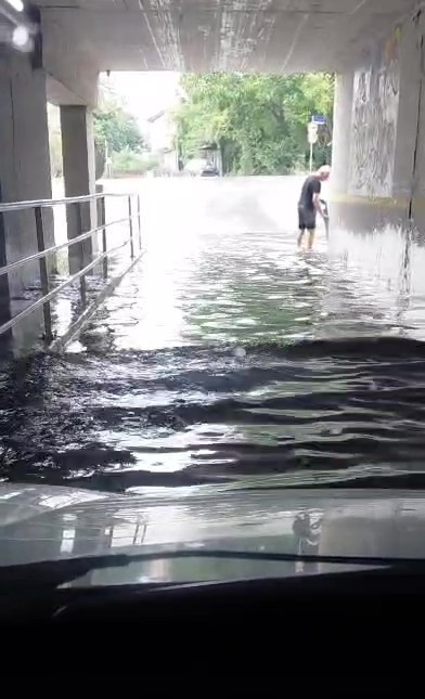 Kocaeli’yi sağanak vurdu: Araçlar mahsur kaldı