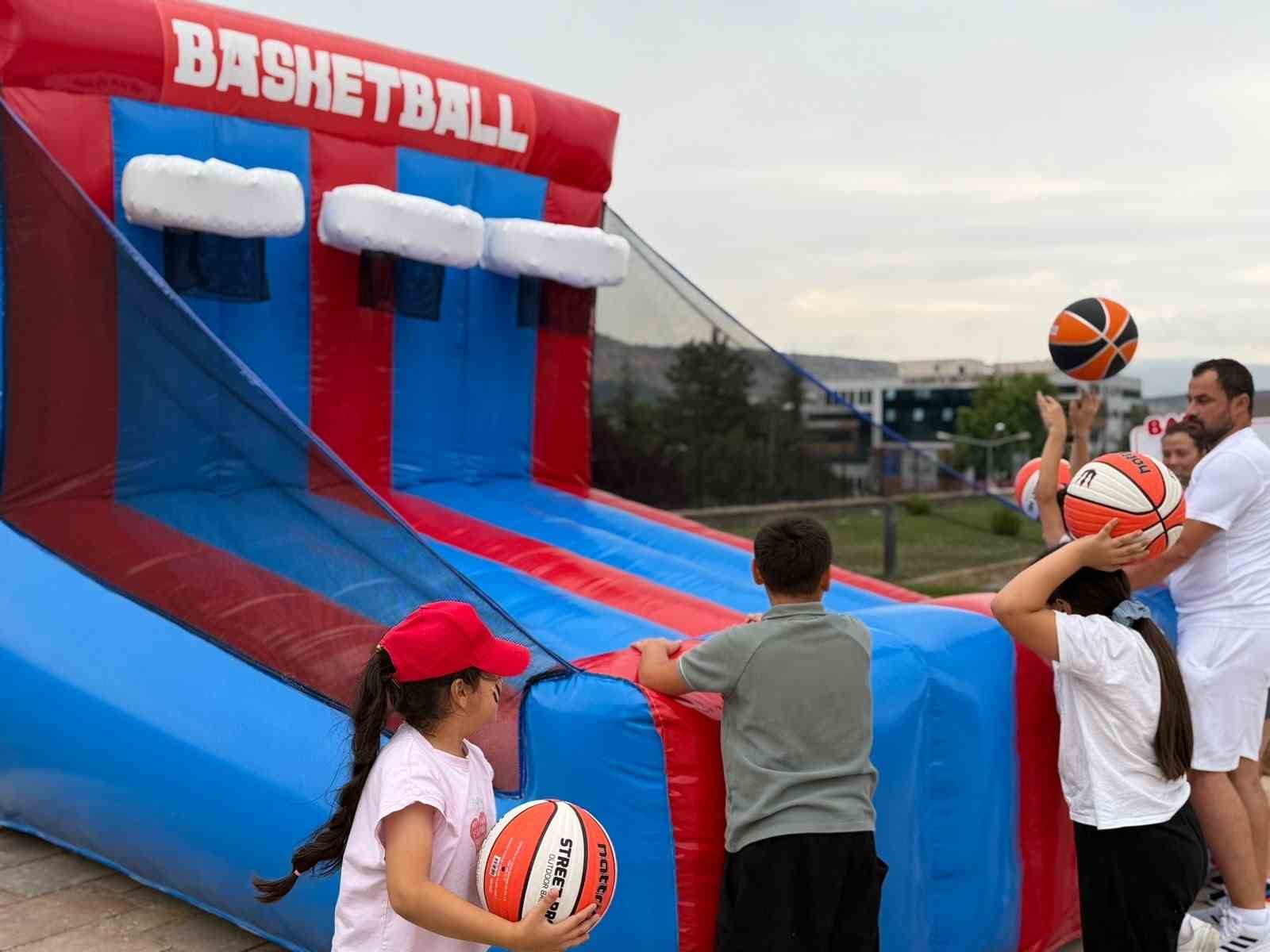 Karabük’te çocuklar karne festivalinde doyasıya eğlendi