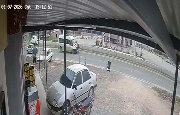 Osmaniye’de minibüs başıboş ata çarptı
