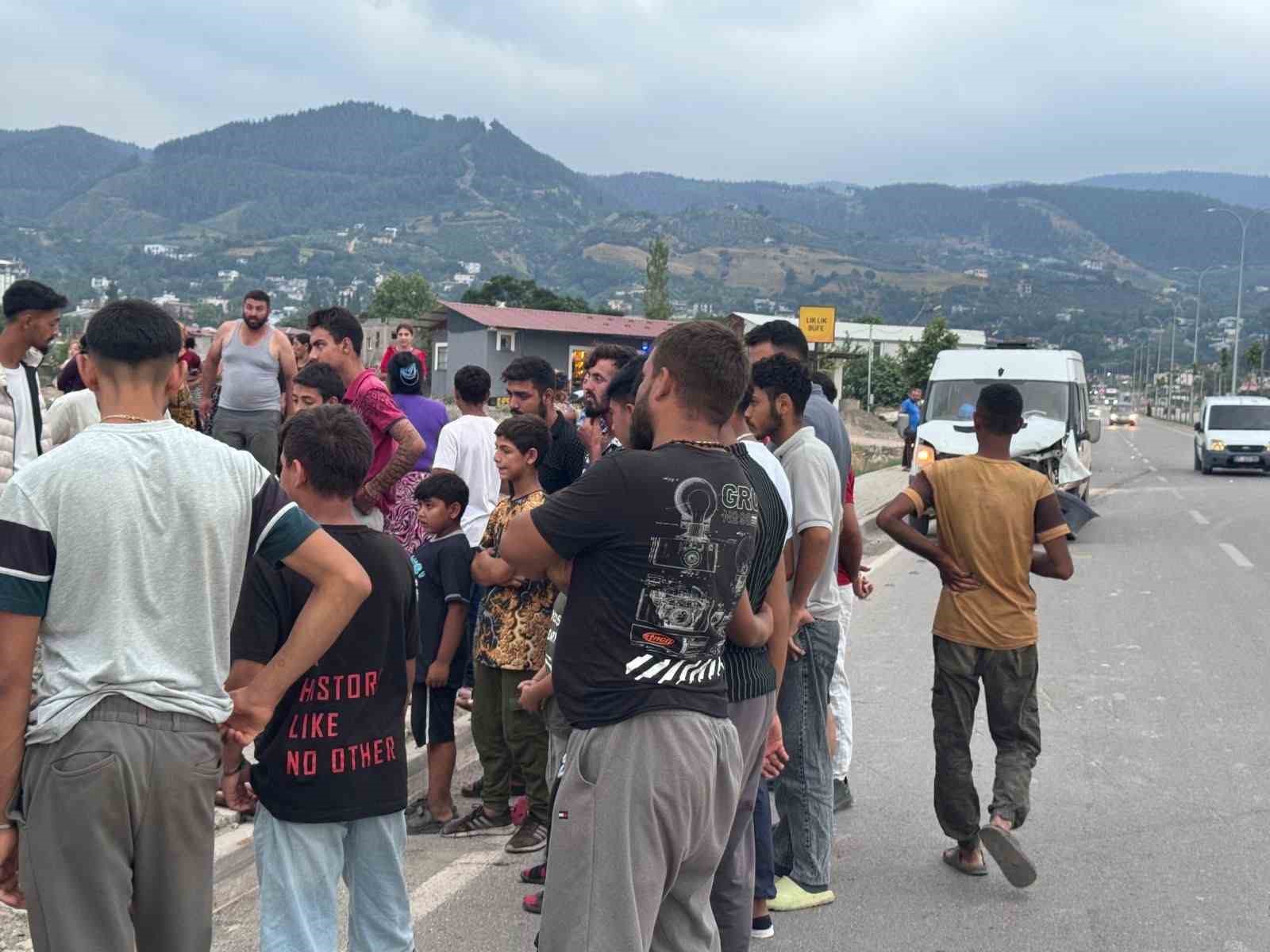 Osmaniye’de minibüs başıboş ata çarptı