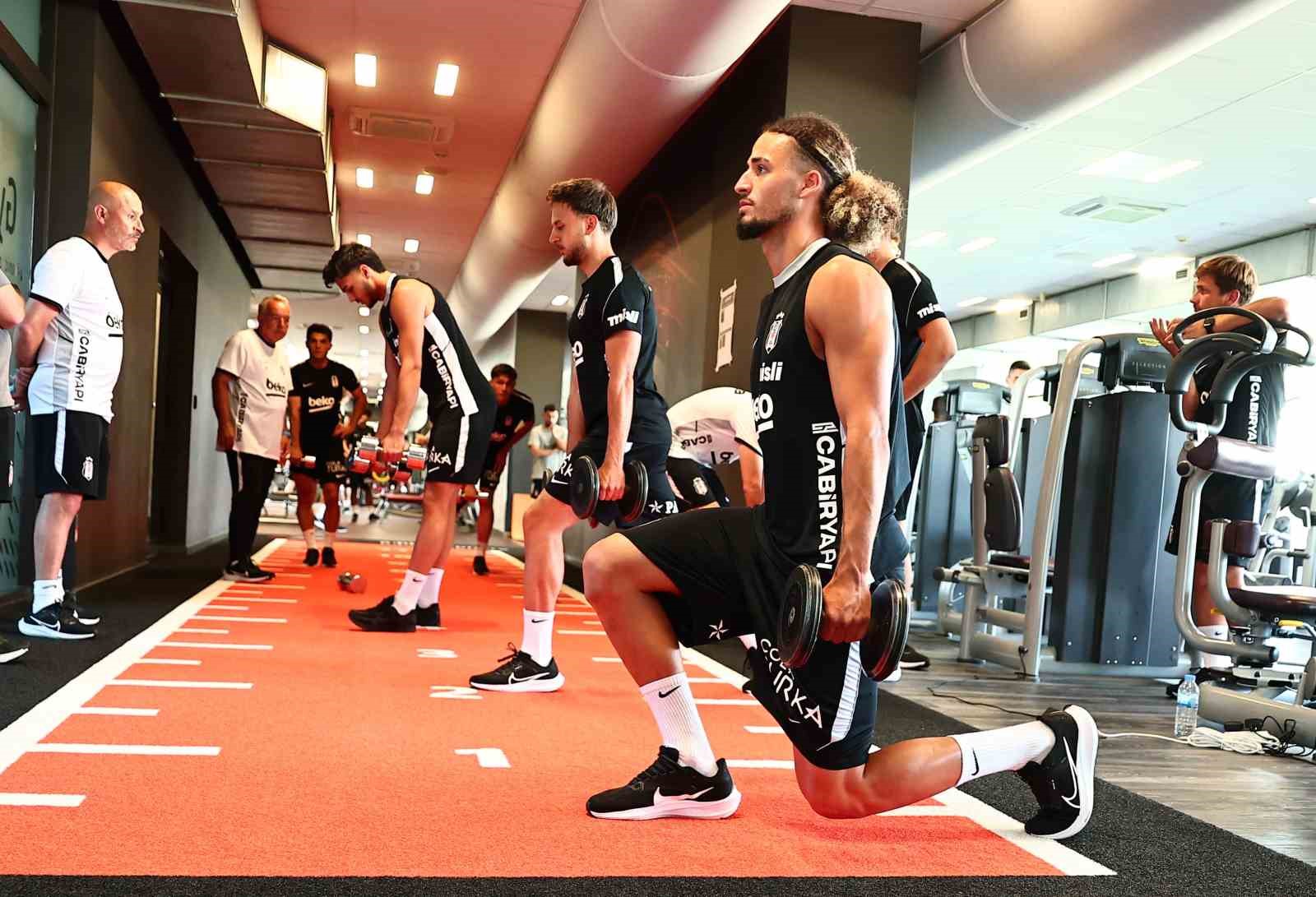 Beşiktaş, salonda çalıştı
