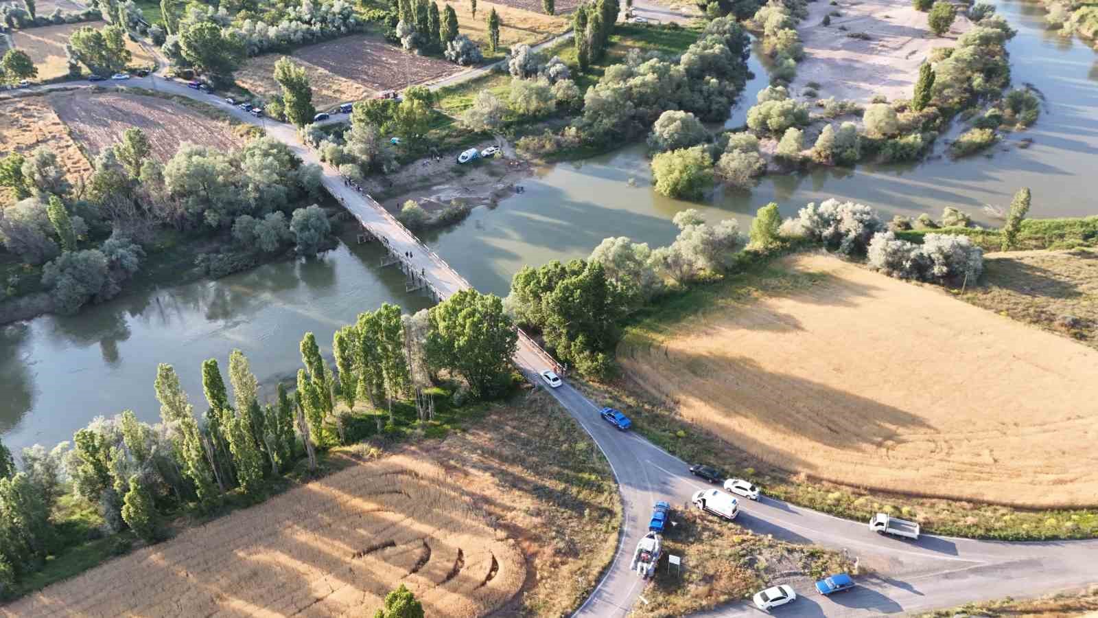 Kızılırmak Nehri’nde çırpınan çocuğunu kurtarmak için suya giren baba kayboldu