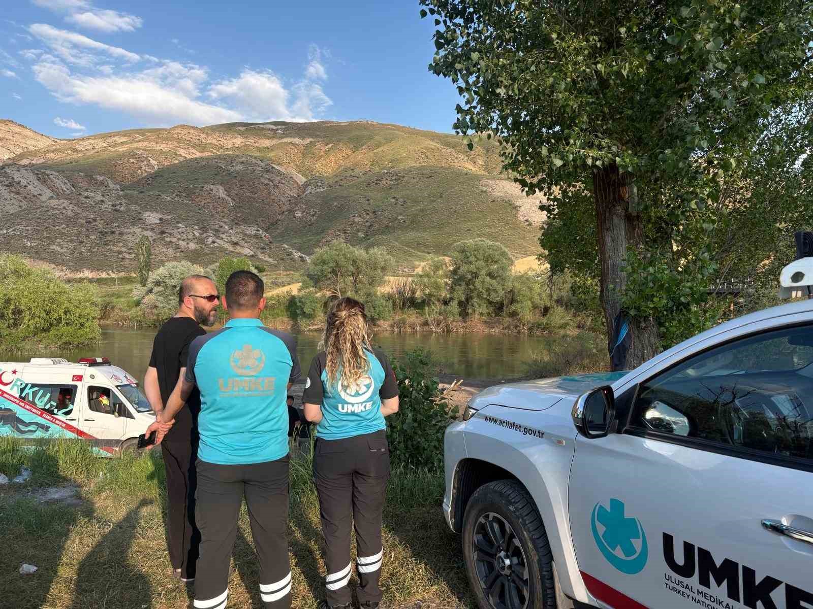 Kızılırmak Nehri’nde çırpınan çocuğunu kurtarmak için suya giren baba kayboldu