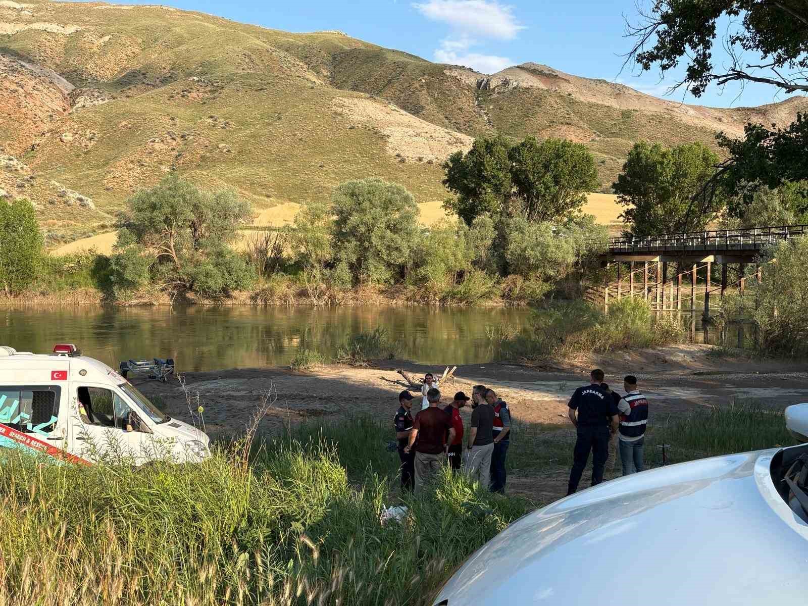 Kızılırmak Nehri’nde çırpınan çocuğunu kurtarmak için suya giren baba kayboldu
