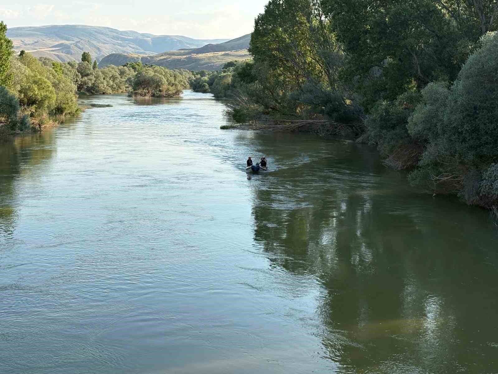 Kızılırmak Nehri’nde çırpınan çocuğunu kurtarmak için suya giren baba kayboldu
