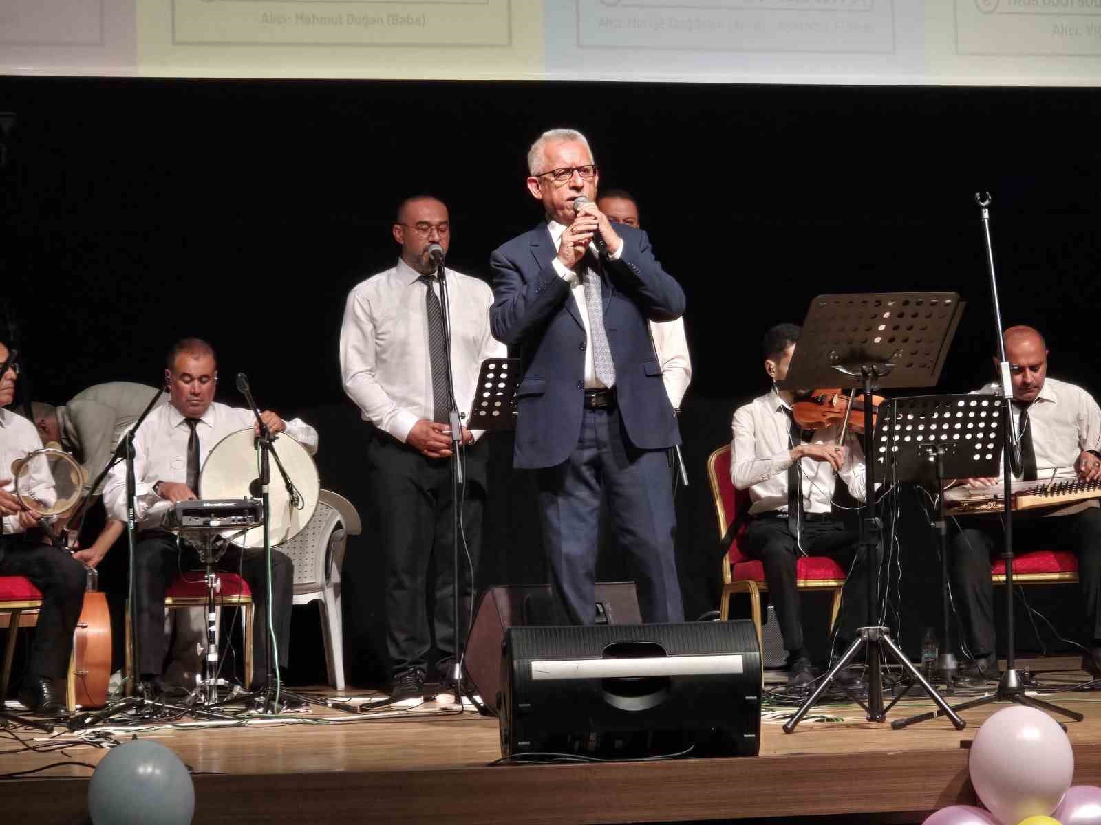 Başkan Arslan, çocuklar için şarkılar söyledi