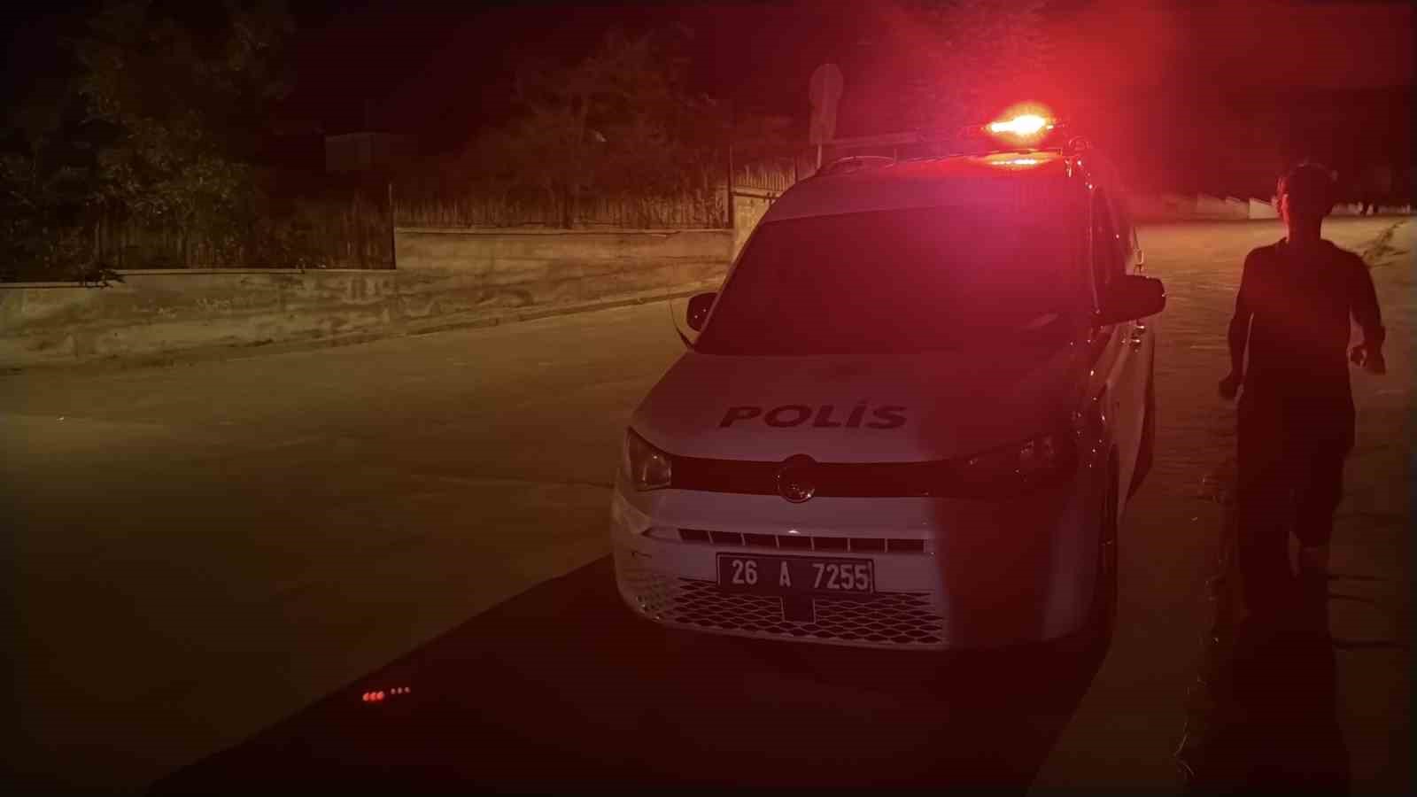 Geri manevra yaparak kaçan aracın çarptığı bekçi yaralandı