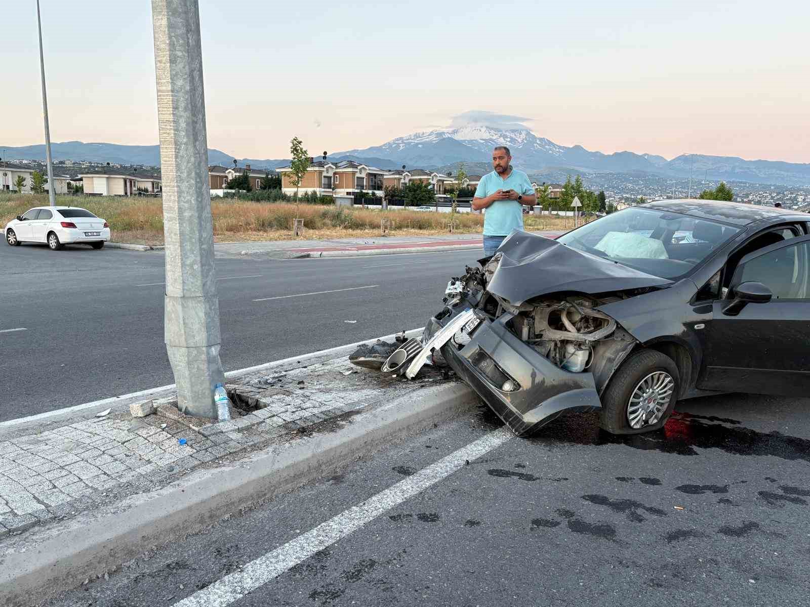 Kayseri’de otomobil aydınlatma direğine çarptı: 1 yaralı
