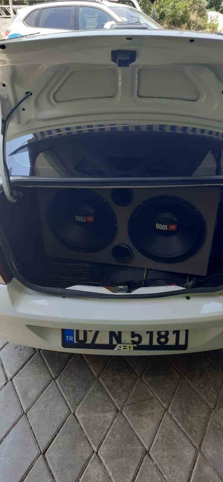 Yüksek sesle müzik açan 2 sürücüye toplam 246 bin 898 TL ceza
