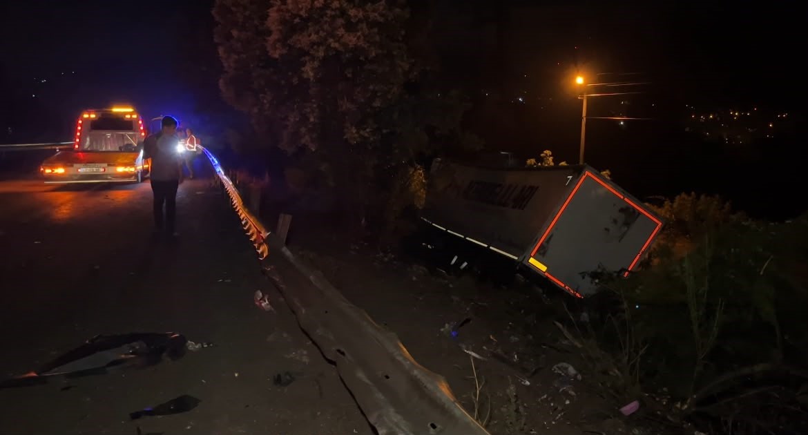TEM’de emniyet şeridindeki araca tır çarptı: 1 çocuk öldü, 3 kişi yaralandı