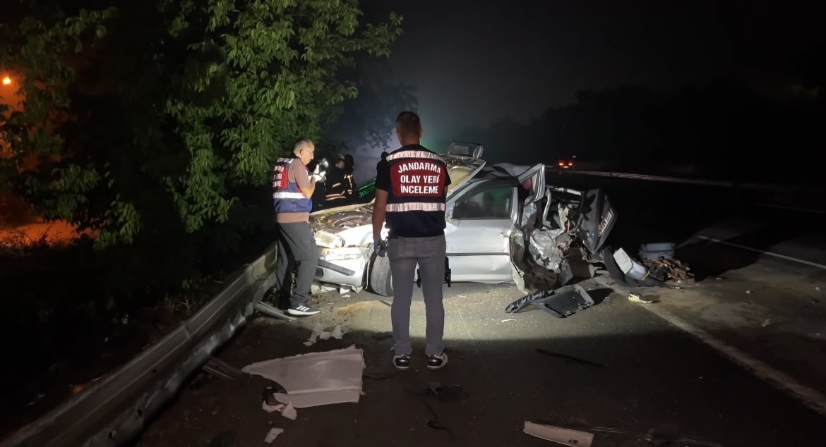 TEM’de emniyet şeridindeki araca tır çarptı: 1 çocuk öldü, 3 kişi yaralandı