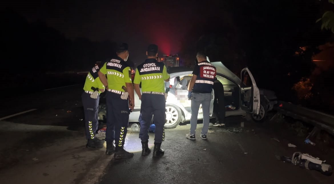 TEM’de emniyet şeridindeki araca tır çarptı: 1 çocuk öldü, 3 kişi yaralandı