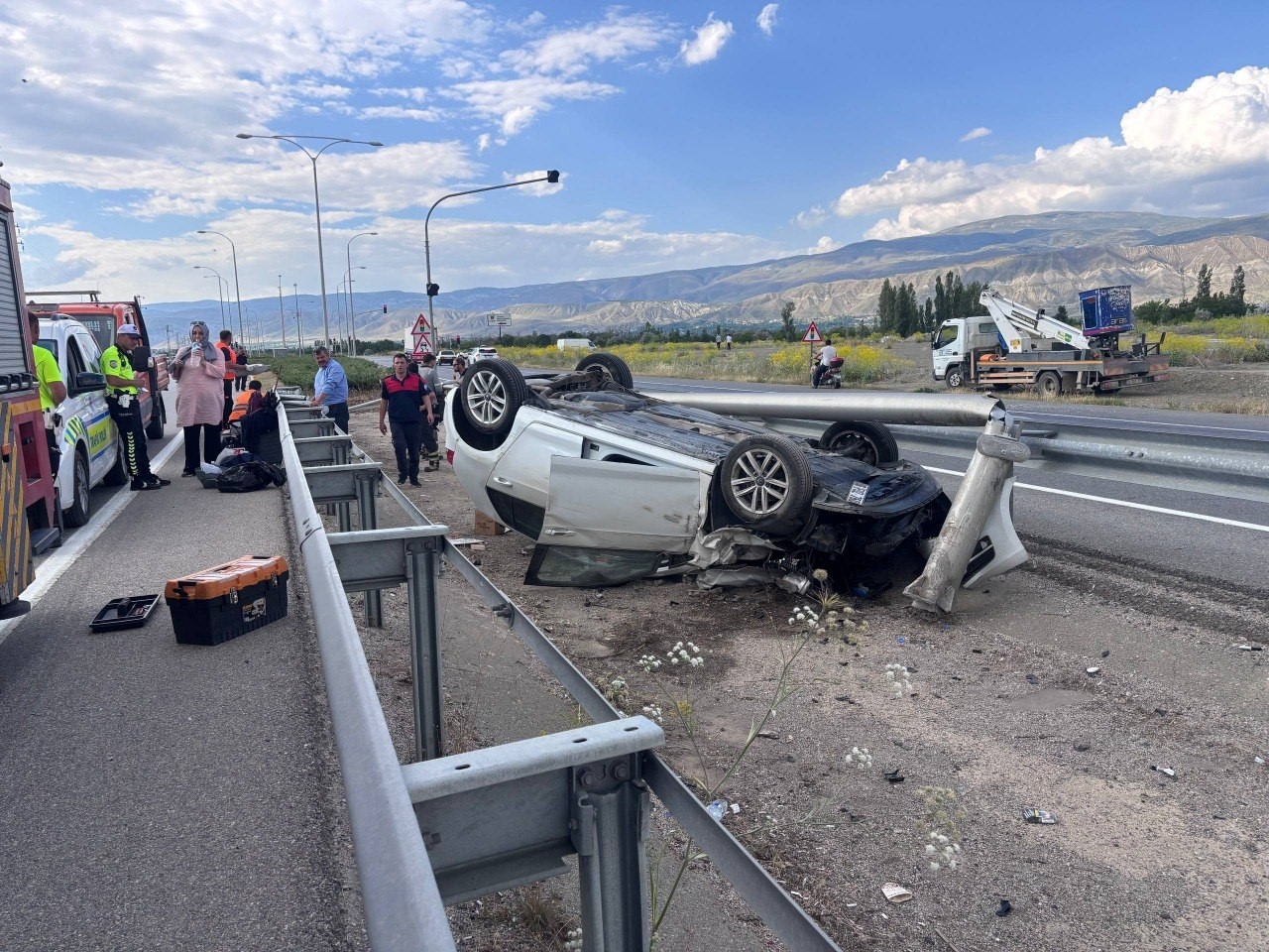 Erzincan’da ters dönen otomobilin sürücüsü kazayı yara almadan atlattı