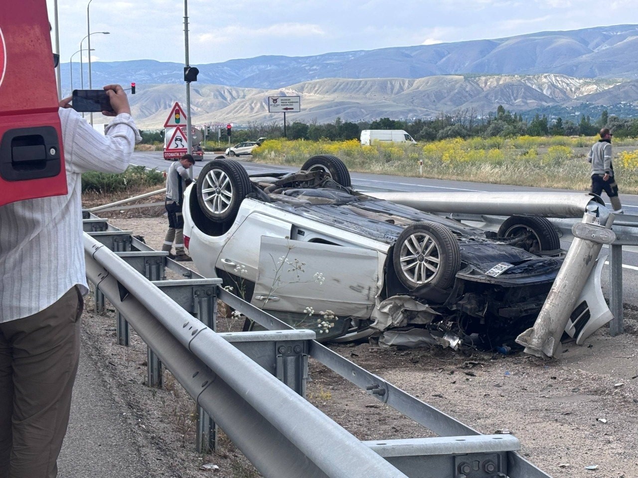 Erzincan’da ters dönen otomobilin sürücüsü kazayı yara almadan atlattı
