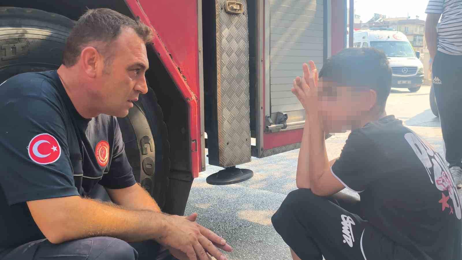 İtfaiye erleri yangından kurtulan çocuğu yalnız bırakmadı: "Allah çocuğumu korumuş"