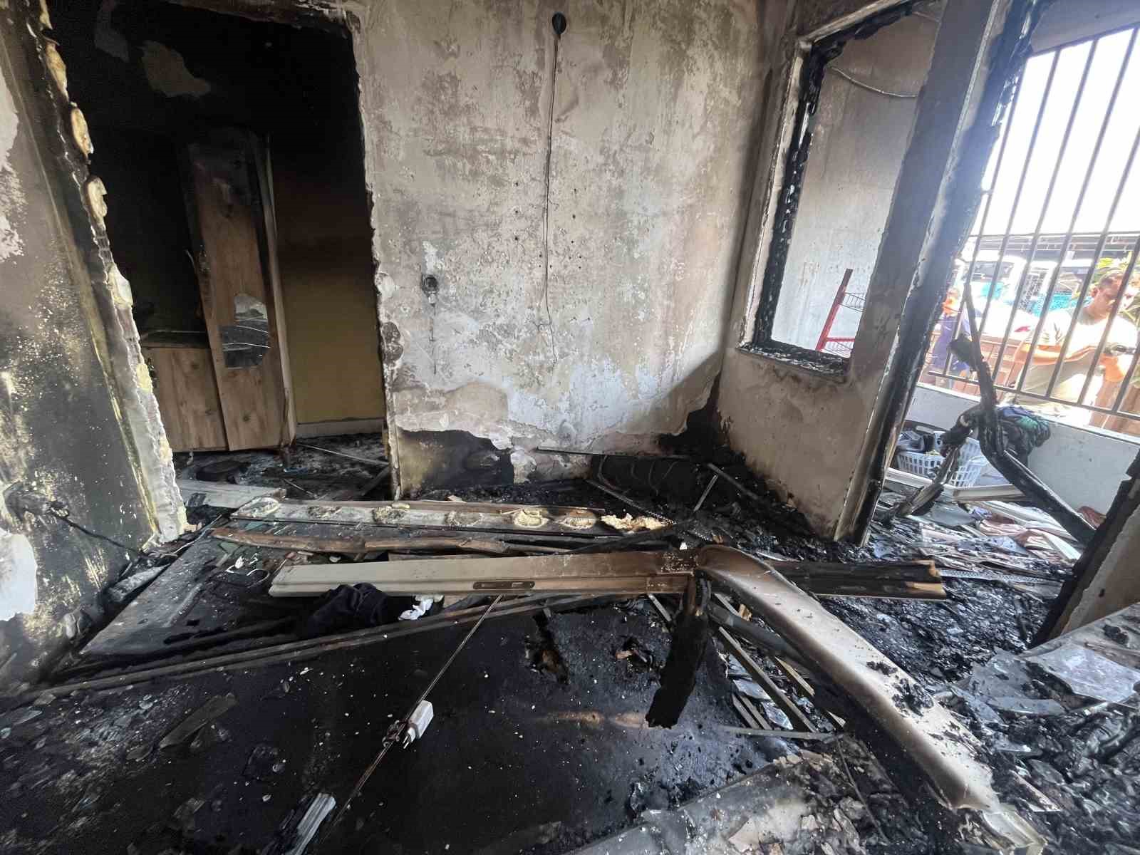 İtfaiye erleri yangından kurtulan çocuğu yalnız bırakmadı: "Allah çocuğumu korumuş"