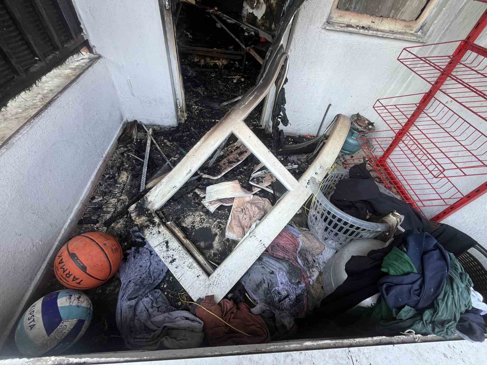 İtfaiye erleri yangından kurtulan çocuğu yalnız bırakmadı: "Allah çocuğumu korumuş"