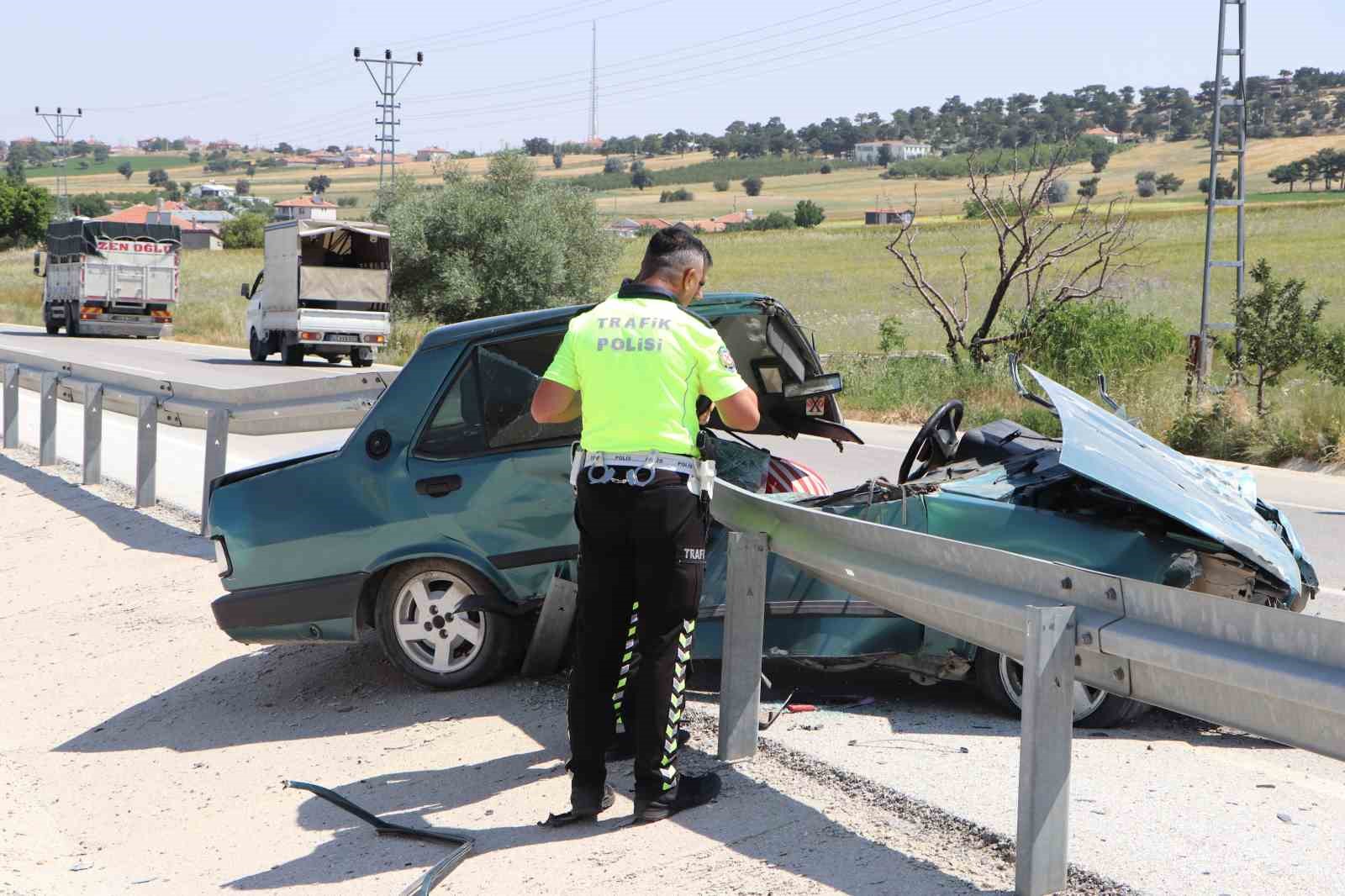 Tofaş bariyerlere ok gibi saplandı: 1 yaralı
